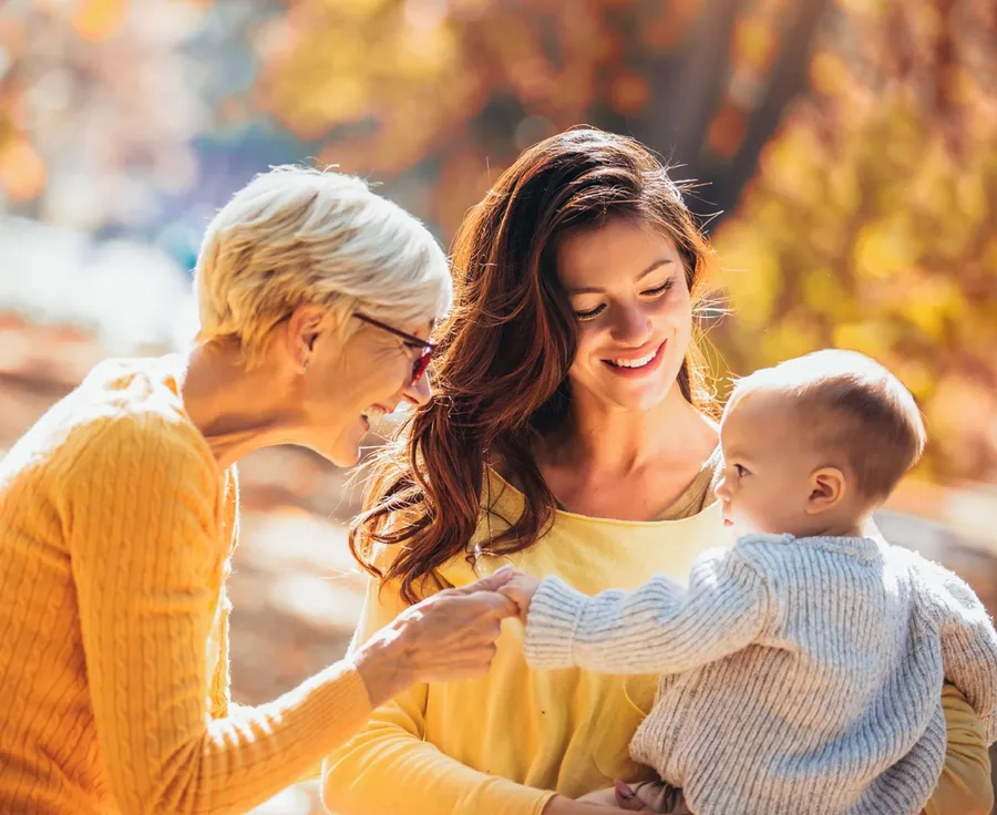 Fröhliche Familie mit Kind