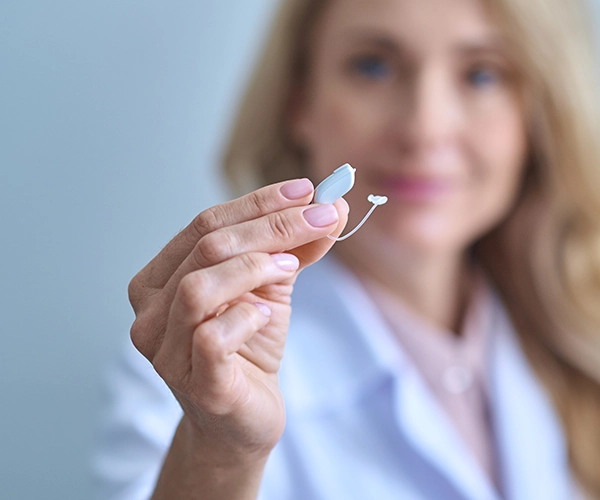 Modernes Hörgerät von Krück in der Hand